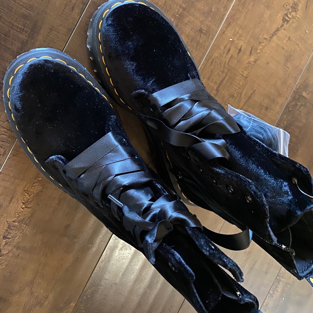 Dr. Martens Jadon Velvet - Picture 5 of 10